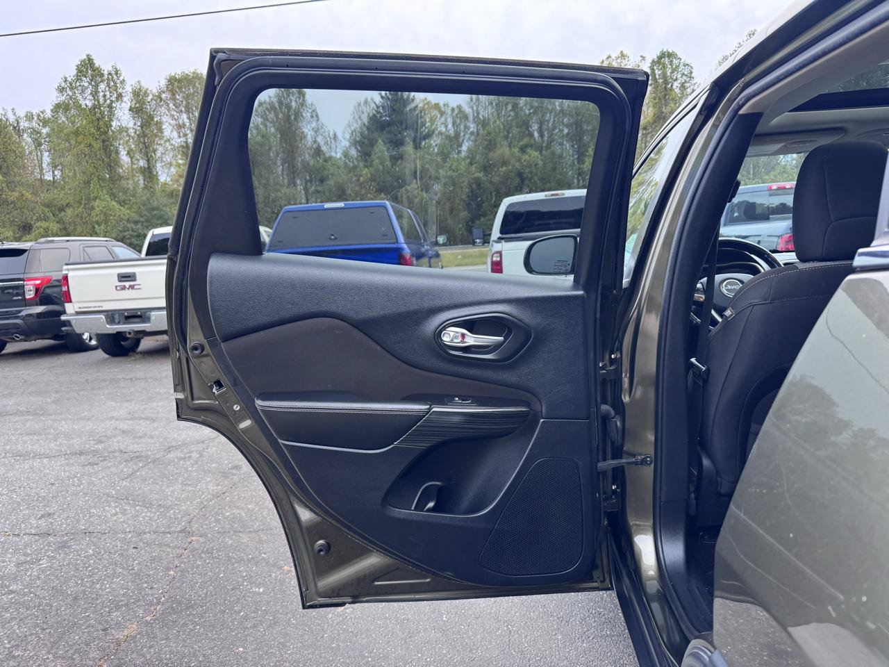 Used 2014 Jeep Cherokee Latitude w/ Comfort/Convenience Group AWD/4WD image 11