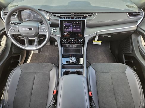 New 2025 Jeep Grand Cherokee Altitude image 25