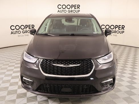 Used 2024 Chrysler Pacifica Limited w/ Uconnect Theater Family Group AWD/4WD image 10