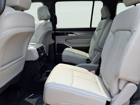 New 2026 Jeep Grand Wagoneer 2WD image 9