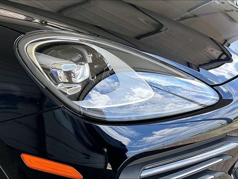 Used 2022 Porsche Cayenne Platinum Edition AWD/4WD image 39