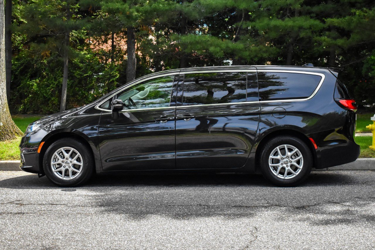 Used 2024 Chrysler Pacifica Touring-L FWD image 5