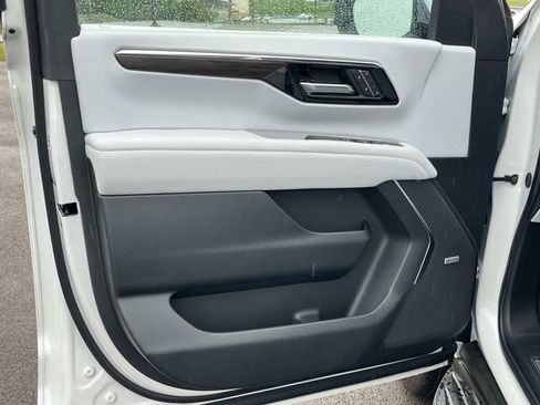 New 2025 Chevrolet Suburban Premier image 23