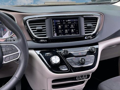 Certified 2023 Chrysler Voyager LX FWD image 6