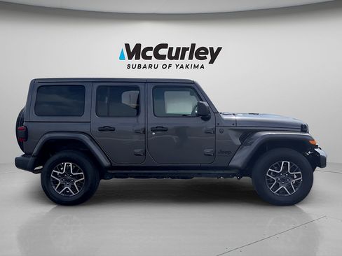 Used 2025 Jeep Wrangler Unlimited Sahara AWD/4WD image 4