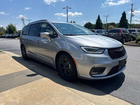 Used 2021 Chrysler Pacifica Limited w/ Uconnect Theater Family Group FWD image 7