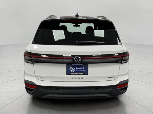 Certified 2025 Volkswagen Taos SE image 4