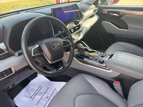 Used 2024 Toyota Highlander Platinum AWD/4WD image 7
