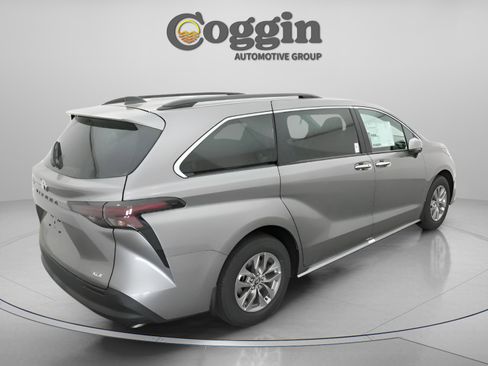 New 2026 Toyota Sienna XLE FWD image 18