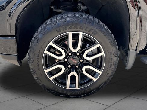 Used 2022 GMC Sierra 1500 AT4 w/ AT4 Premium Package AWD/4WD image 11
