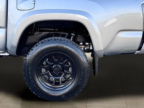 Used 2020 Toyota Tacoma TRD Sport w/ Blackout Package image 40