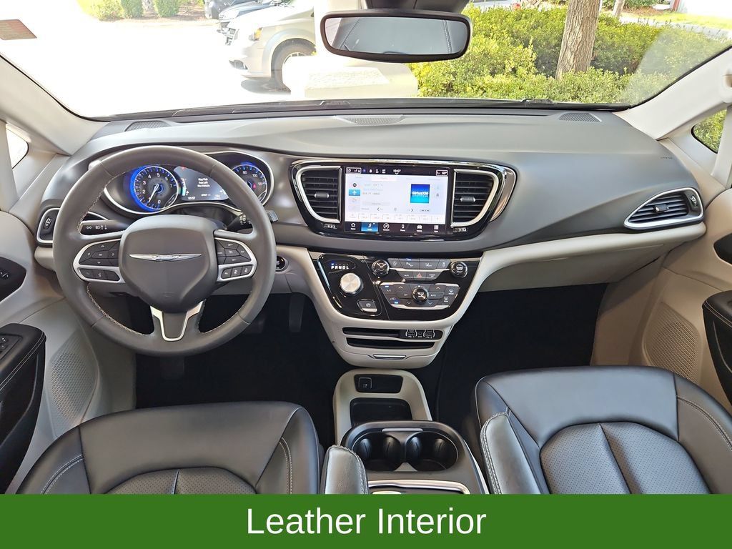 Used 2024 Chrysler Pacifica Touring-L FWD image 9