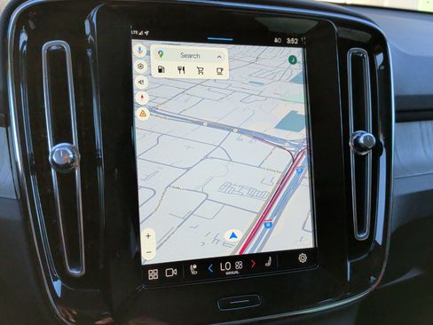 Used 2025 Volvo XC40 B5 Core image 24