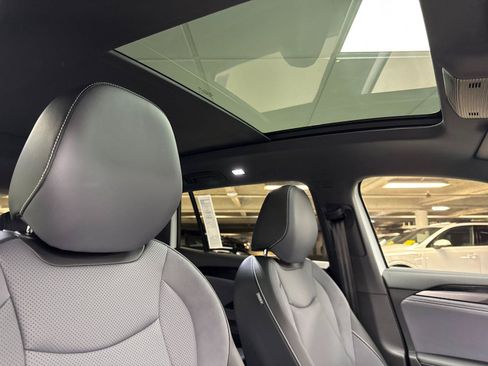 New 2026 Volkswagen Tiguan SE R-Line FWD image 16