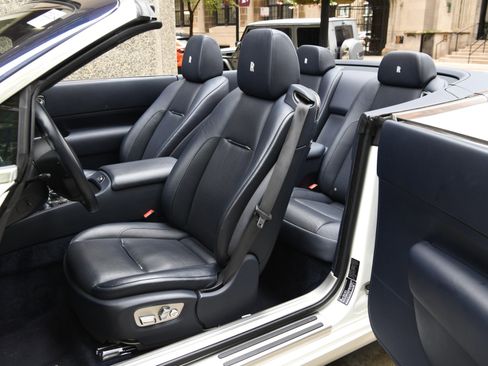 Used 2020 Rolls-Royce Dawn RWD image 8