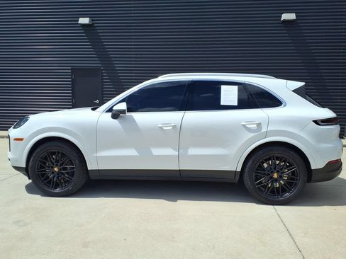 Used 2024 Porsche Cayenne AWD/4WD image 2