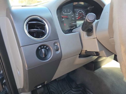 Used 2006 Ford F150 XLT image 25