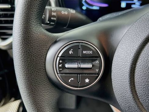 Used 2025 Kia Soul LX w/ LX Technology Package FWD image 13
