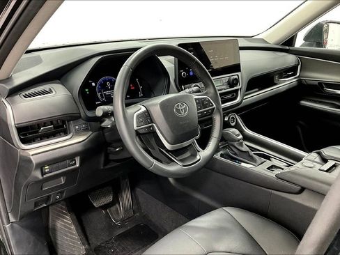 Used 2025 Toyota Grand Highlander AWD image 16