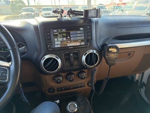 Used 2015 Jeep Wrangler Rubicon w/ Power Convenience Group image 9