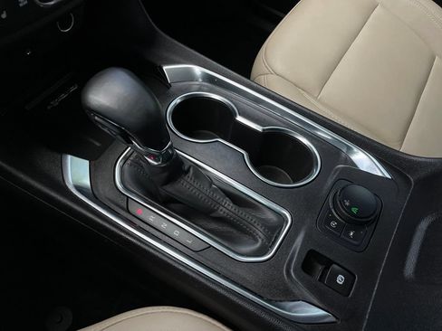 Used 2023 Chevrolet Traverse LT FWD image 19