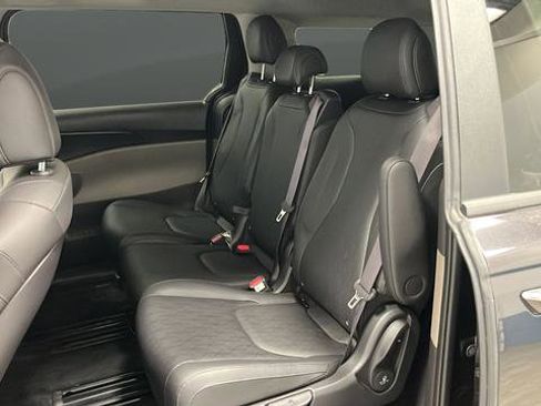 Used 2025 Kia Carnival FWD image 22