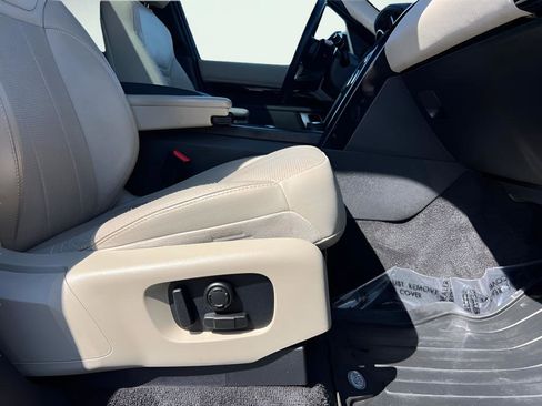 Used 2018 Land Rover Discovery SE image 39