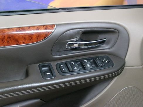 Used 2016 Chrysler Town & Country Touring w/ Driver Convenience Group FWD image 14