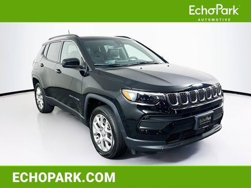 Used 2023 Jeep Compass Latitude w/ Sun and Sound Group AWD/4WD image 1