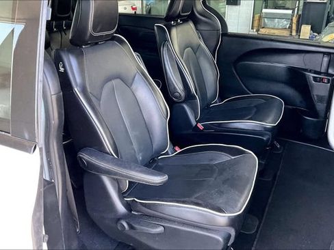 Used 2023 Chrysler Pacifica Limited w/ Uconnect Theater Family Group FWD image 26