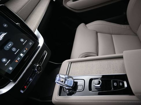 New 2026 Volvo XC90 T8 Ultra w/ Protection Package Premier AWD/4WD image 16
