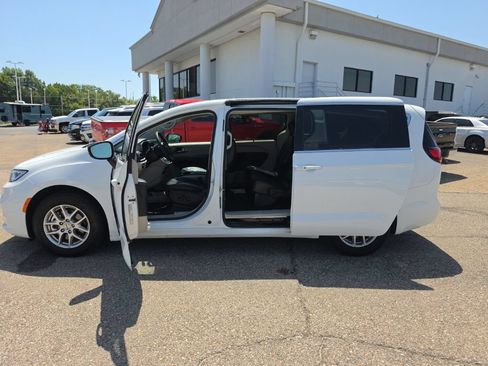 Used 2024 Chrysler Pacifica Touring-L FWD image 4