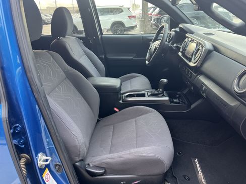 Used 2018 Toyota Tacoma TRD Sport w/ Technology Package RWD image 27