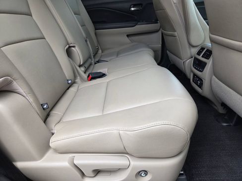 Used 2016 Honda Pilot Touring image 34