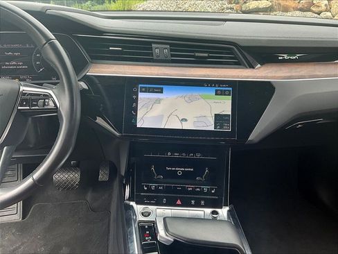 Used 2022 Audi e-tron Premium Plus w/ Premium Plus Package image 30