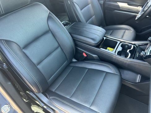 Certified 2025 Chevrolet Traverse LT FWD image 11