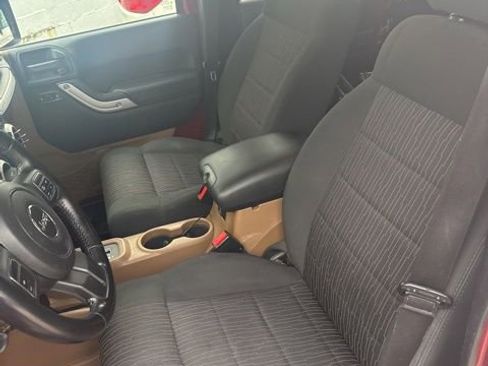 Used 2012 Jeep Wrangler Unlimited Sahara image 10