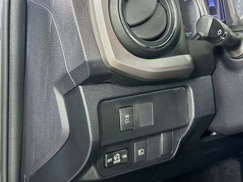 Used 2020 Toyota Tacoma SR5 w/ SR5 Appearance Package (SM) RWD image 10