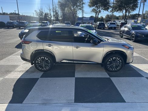 Used 2025 Nissan Rogue Platinum w/ Tech Package image 3