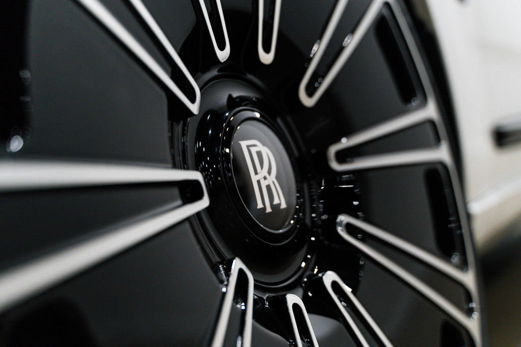 Used 2025 Rolls-Royce Cullinan Black Badge AWD/4WD image 2