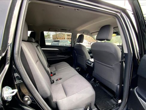 Used 2018 Toyota Highlander LE AWD/4WD image 19