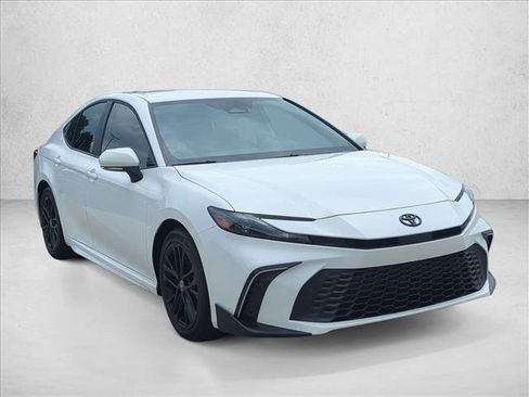 Used 2025 Toyota Camry SE FWD image 3