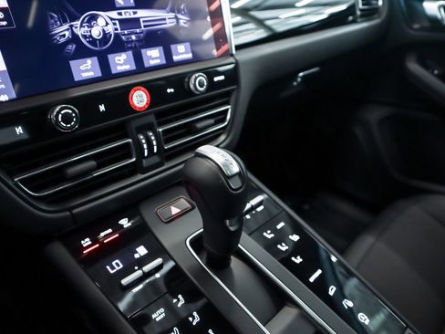 Certified 2025 Porsche Macan image 19