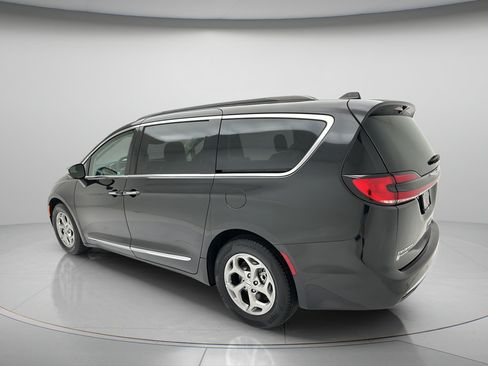 Used 2023 Chrysler Pacifica Limited FWD image 4