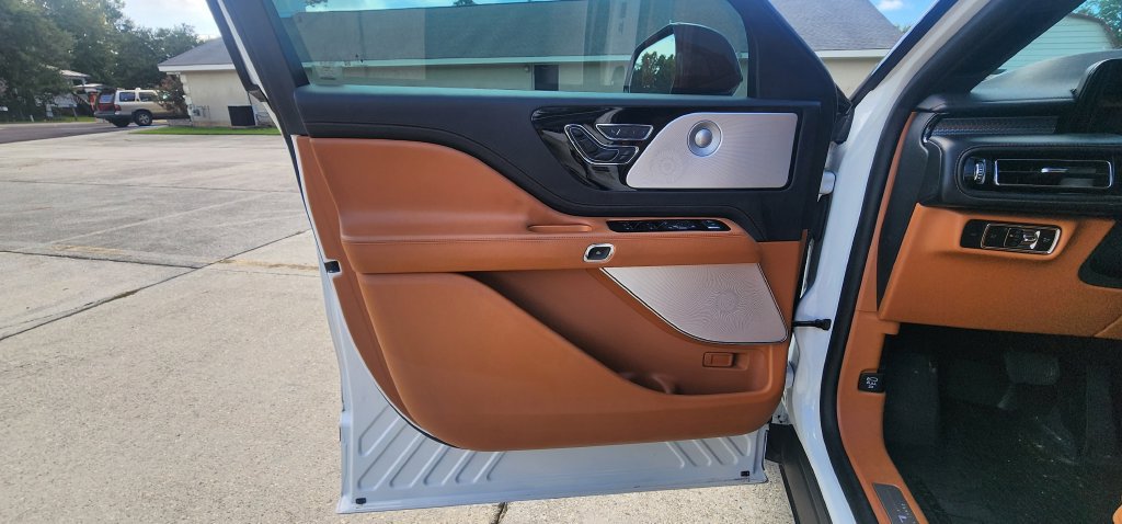 Used 2025 Lincoln Aviator Black Label w/ Jet Appearance Package AWD/4WD image 11