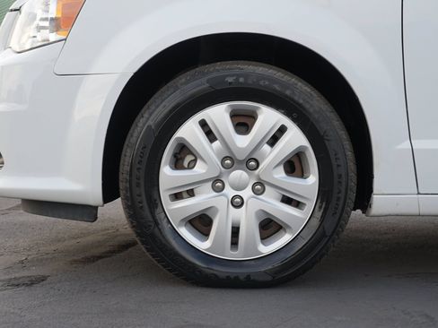 Used 2018 Dodge Grand Caravan SE w/ UConnect Hands-Free Group FWD image 11