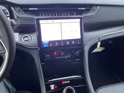 Used 2025 Jeep Grand Cherokee Limited w/ Black Appearance Package image 18