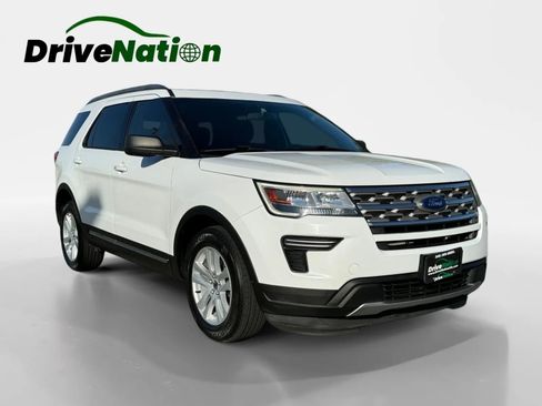 Used 2018 Ford Explorer XLT image 3