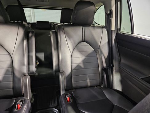 Certified 2025 Toyota Highlander XLE image 14