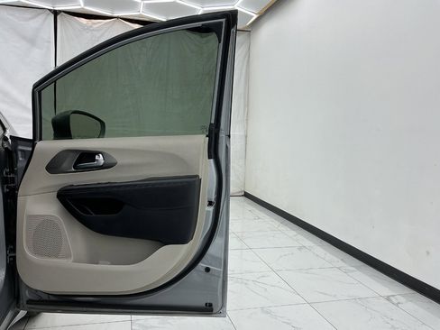 Used 2020 Chrysler Pacifica Touring-L FWD image 19